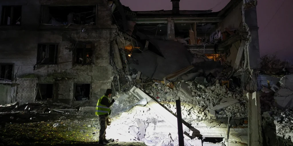 Росія вдруге за ніч вдарила балістикою по Києву: пошкоджено адміністративну та нежитлові будівлі