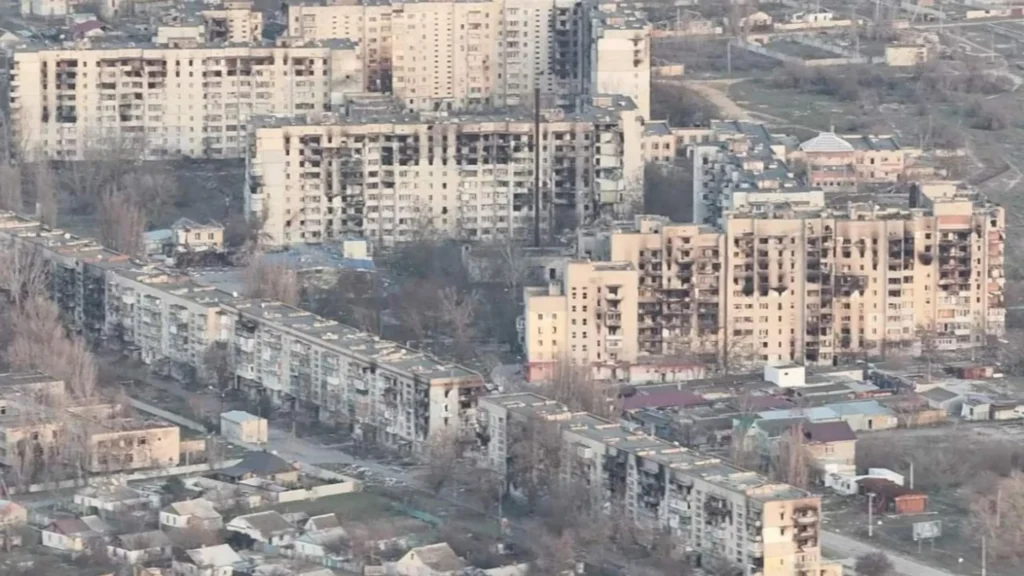 Росія місяцями морила цивільних в Олешках голодом — а тепер «рятує» їх перед камерами